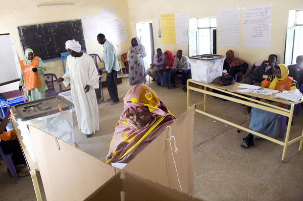 Photo: Woman Votes in Sudan's Extended Elections