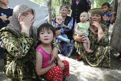 Photo: Uzbek Women and Children in Aftermath of Kyrgyzstan's Ethnic Clashes