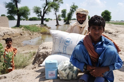 Photo: WFP Distributes Food to Pakistan's Flood Victims